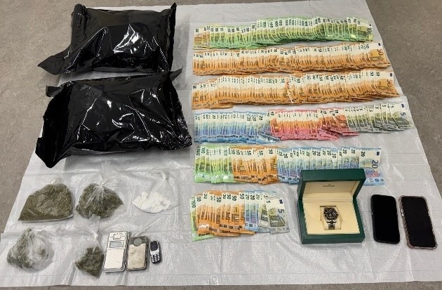 POL-K: 260518-1-K Zivilfahnder beobachten mutmaßlichen Dealer und stellen Drogen und Bargeld sicher - Ermittlungen gegen Familie