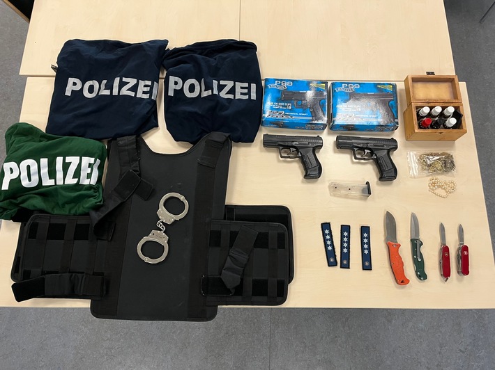 POL-D: Altstadt/Stadtmitte - Mann in Polizei-T-Shirt beschimpft Polizisten - Diverse Anzeigen gefertigt
