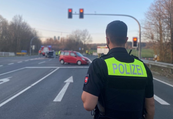 POL-HM: Verkehrsunfall auf der B 442