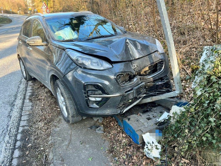 POL-ME: 52-Jähriger kommt von Fahrbahn ab und verunfallt schwer - 2502075