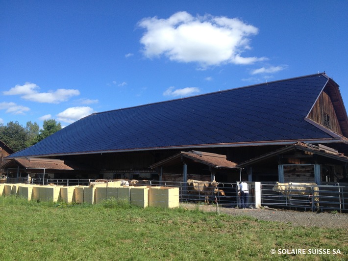 Neues Solardach erfüllt sämtliche Anforderungen der Denkmalpflege - Solaire Suisse baut gebäudeintegriertes Solardach (BILD)