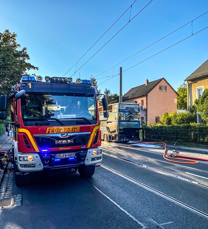 FW Dresden: Brand eines Doppeldecker-Busses
