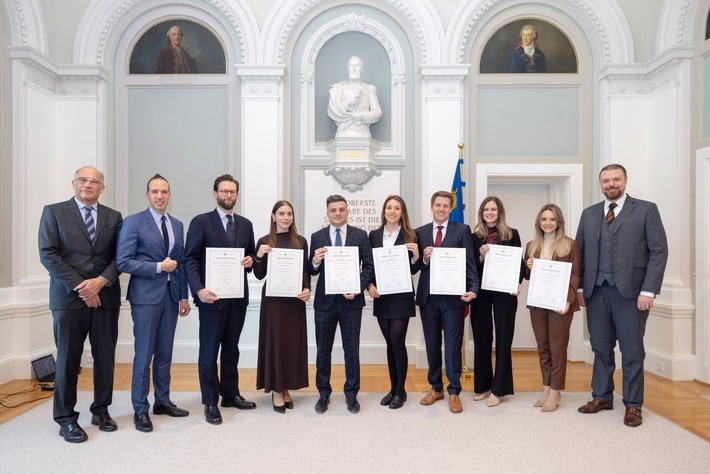 Feierliche Diplomübergabe nach erfolgreich bestandener Rechtsanwaltsprüfung