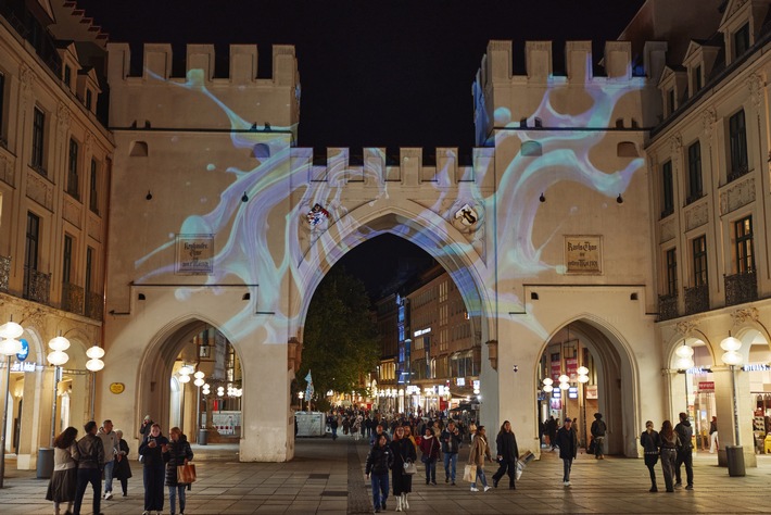 Lichtinstallation am Münchner Karlstor - Auftakt des Brustkrebsmonats Oktober / Illumination setzte Frauen mit metastasiertem Brustkrebs ins Licht