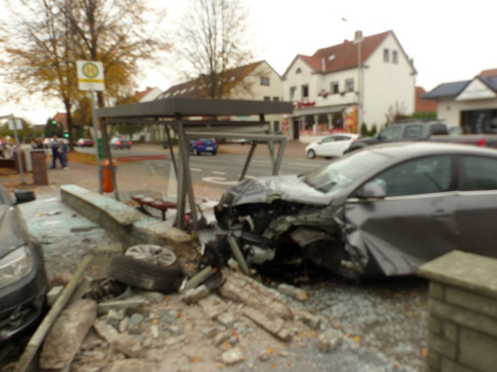 POL-MI: Opel-Fahrer (77) prallt ungebremst gegen Bushaltestelle