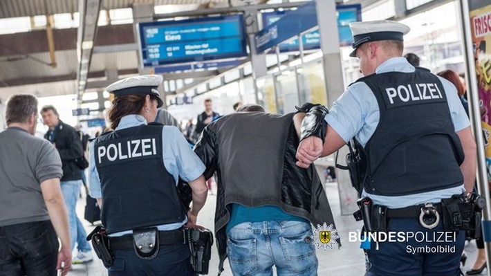 Bundespolizeidirektion München: Fliegende Bierflaschen und Krücke als Waffe am Hauptbahnhof: Haftrichtervorführungen zweier Gewalttäter