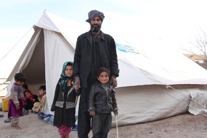 Schutz vor tödlicher Kälte: Spenden für warme Kinderhände / Heute startet Islamic Relief Deutschland ihren Spendenaufruf für Winterhilfe in Afghanistan, Myanmar, Libanon und Jordanien / Sanaullah und seine Familie trotzen dem harten afghanischen Winter. Weiterer Text über ots und www.presseportal.de/nr/50131 / Die Verwendung dieses Bildes ist für redaktionelle Zwecke honorarfrei. Veröffentlichung bitte unter Quellenangabe: "obs/Islamic Relief Deutschland e.V."