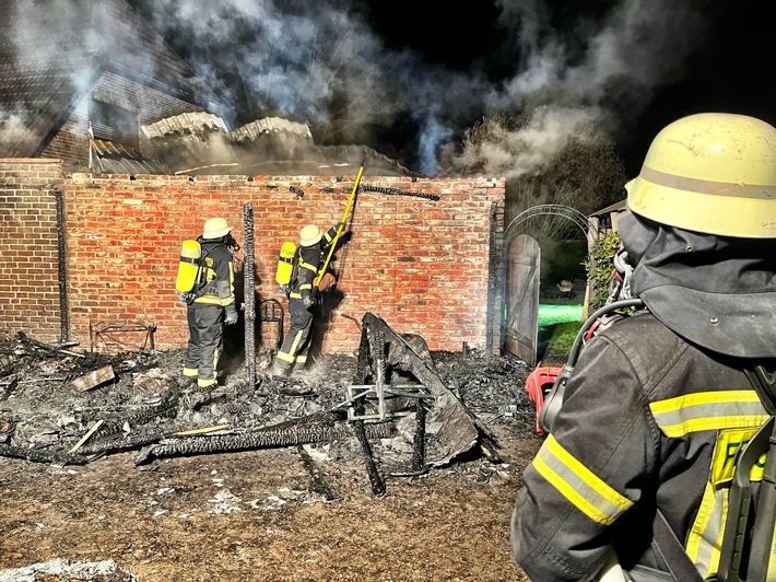 FW Moers: Vollbrand einer Garage mit angrenzendem Unterstand in Moers-Kohlenhuck / Ausgelöster Rauchmelder in Meerbeck