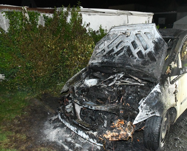 POL-BI: Unbekannte setzten PKW in Brand