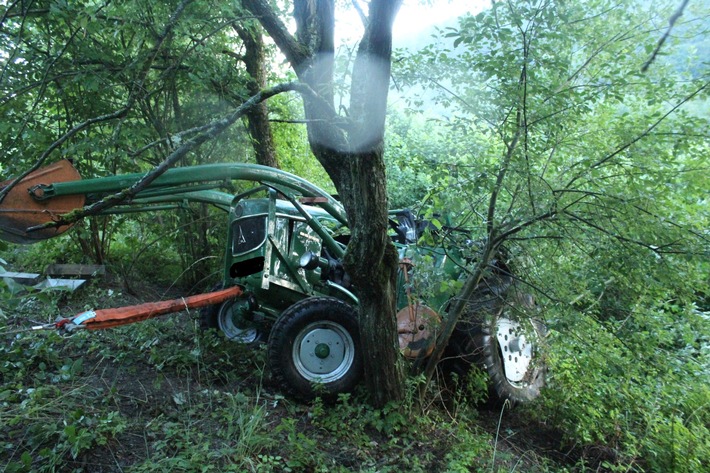 POL-PDTR: Schwerer Verkehrsunfall mit landwirtschaftlicher Zugmaschine