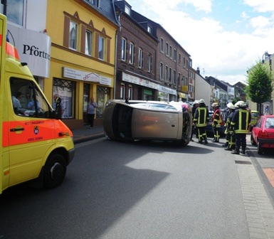 POL-DN: Am Samstagnachmittag ereignete sich ein Verkehrsunfall in Langerwehe. Ein Fahrzeug überschlug sich dabei und beschädigte zwei weitere Fahrzeuge.