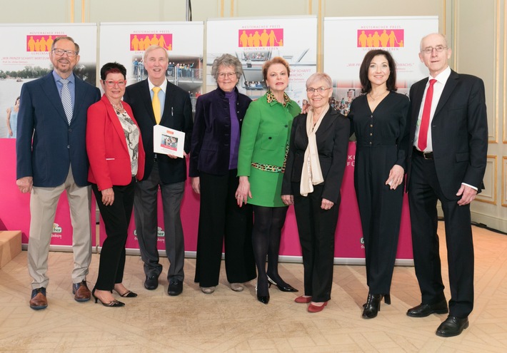 Großbäckerei Mestemacher verleiht die Preise "GEMEINSAM LEBEN" und "Spitzenvater des Jahres / Mütterorganisation 2022" am 11.03.2022 im Hotel Adlon Kempinski Berlin