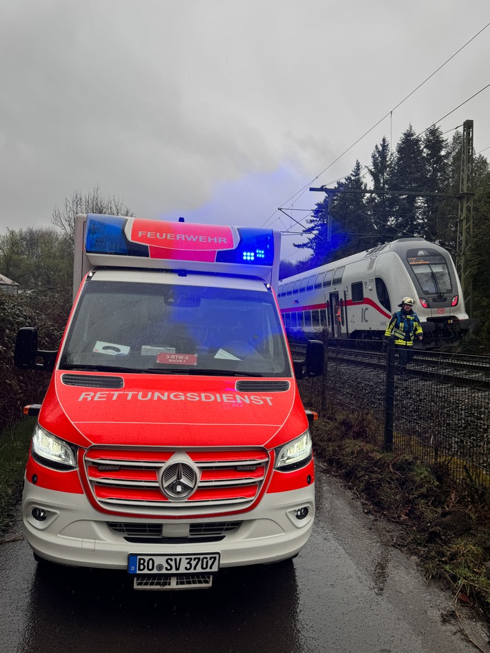 FW-BO: Kollision auf der DB Strecke Witten-Dortmund: Zug muss geräumt werden