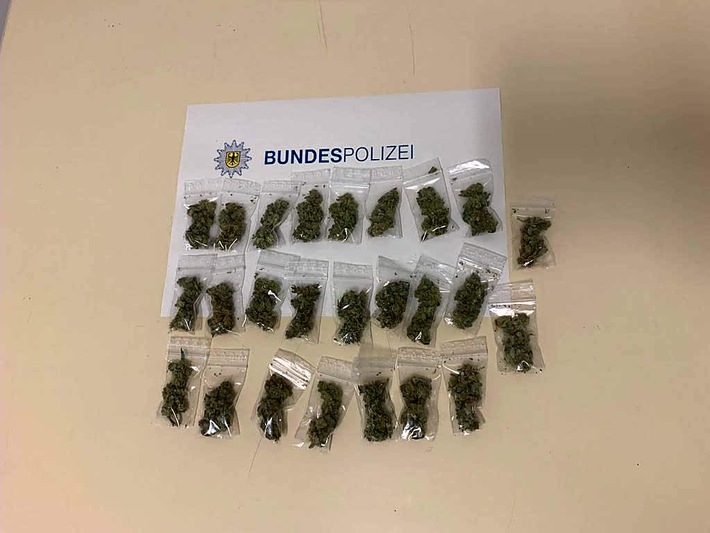 BPOL NRW: 26-Jähriger verkaufte vermutlich aus einem Versteck heraus Marihuana - Beschlagnahme durch Bundespolizei