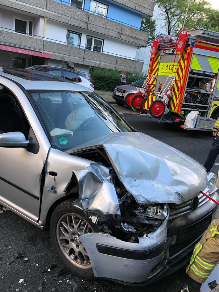 POL-ME: Fünf Autos bei Verkehrsunfall beschädigt - Ratingen - 2209097