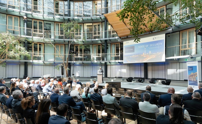 Rund 100 Teilnehmer waren bei der STATE OF SECURITY dabei, die von KÖTTER Security und German Business Protection veranstaltet wurde. / Weiterer Text über ots und www.presseportal.de/nr/112413 / Die Verwendung dieses Bildes für redaktionelle Zwecke ist unter Beachtung aller mitgeteilten Nutzungsbedingungen zulässig und dann auch honorarfrei. Veröffentlichung ausschließlich mit Bildrechte-Hinweis.
