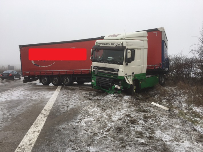 POL-PDNW: Autobahnpolizei Ruchheim - Lkw stellt sich quer