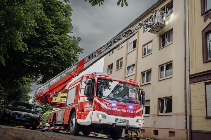 FW-E: Feuer im Mehrfamilienhaus - Matratze fängt Feuer