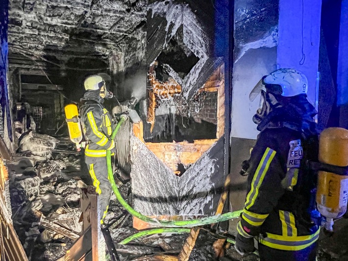 FW-BO: Abschließende Silvesterbilanz der Feuerwehr Bochum - Zwei parallele Gebäudebrände nach 02.00 Uhr