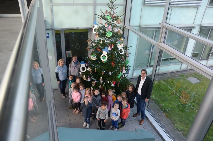POL-SU: Kita-Kinder schmücken Weihnachtsbaum der Polizei in Siegburg
