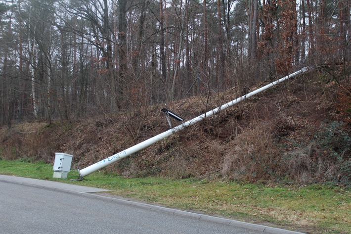 POL-PDKL: Mast umgefahren, Wer kann Hinweise geben?? Fahrer flüchtig