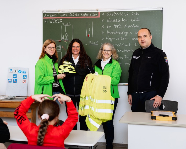 POL-KS: Verkehrswacht Kassel übergibt Helme und Startnummern an Verkehrserzieher der Kasseler Polizei