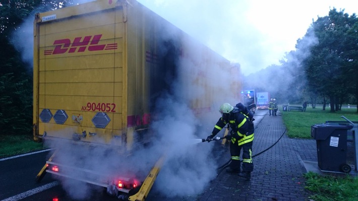 FW-RE: LKW-Anhänger fängt Feuer - zum Glück keine heiße Ladung