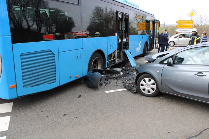 POL-PDKL: Verkehrsunfall mit Linienbus