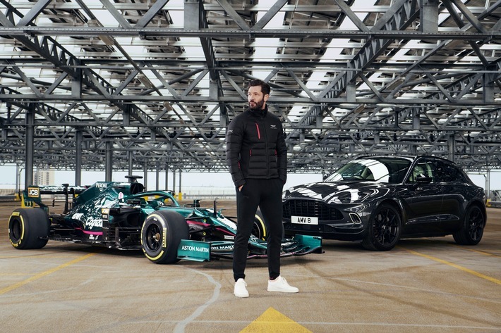 Hackett_Aston Martin. Hackett London, erstklassige Adresse der britischen Herrenmode, ist stolz, die Verlängerung der langjährigen Partnerschaft mit Aston Martin bekannt zu geben. Die neue Ära zwischen den beiden ikonischen britischen Marken sieht eine Verlängerung des Lizenzvertrags mit Aston Martin Lagonda bis 2024 vor und markiert damit 20 Jahre einer einzigartigen und prestigeträchtigen Zusammenarbeit. / Weiterer Text über ots und www.presseportal.de/nr/154339 / Die Verwendung dieses Bildes ist für redaktionelle Zwecke unter Beachtung ggf. genannter Nutzungsbedingungen honorarfrei. Veröffentlichung bitte mit Bildrechte-Hinweis.