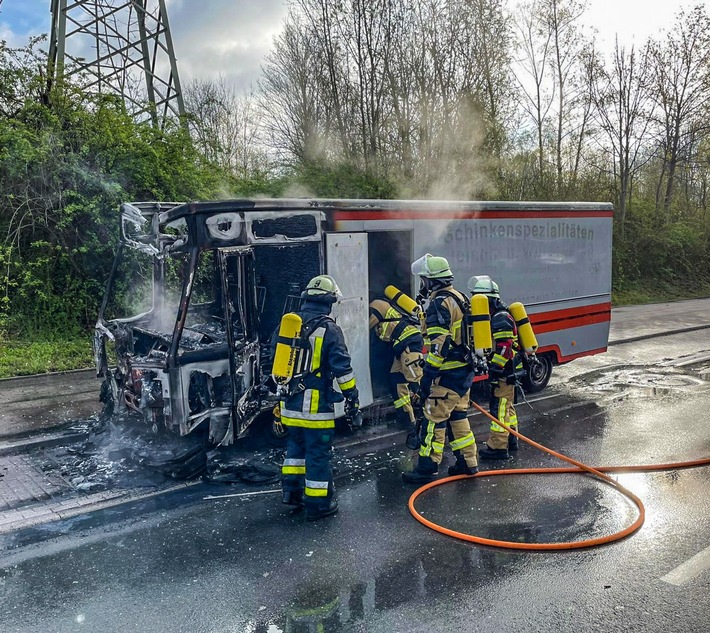 FW-E: Imbisswagen geht während der Fahrt in Flammen auf - niemand verletzt