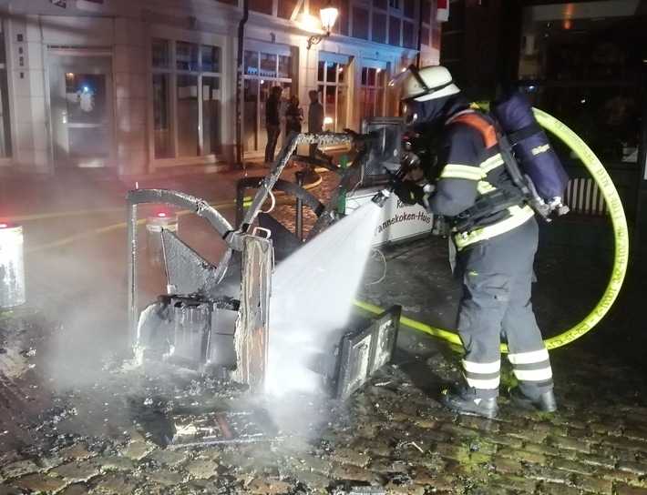 POL-STD: Unbekannte stecken Strandkorb an Gaststätte in Stader Innenstadt in Brand - Polizei sucht Zeugen