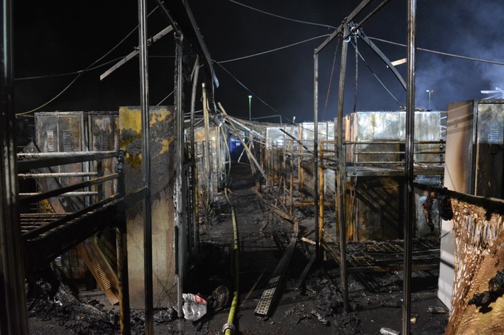 FW-GE: Feuer zerstört Flüchtlingsunterkunft in Gelsenkirchen