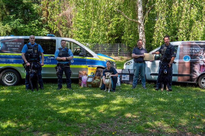 POL-WE: Bad Nauheim: Schutzleute übergeben Geld- und Sachspenden an Tierheim Wetterau e.V.