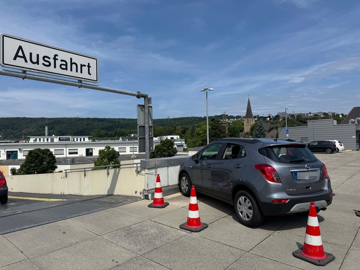 FW-EN: Schwieriger Feuerwehreinsatz nach PKW-Unfall am Mühlencenter - Zwei Leichtverletzte, vier beschädigte Fahrzeuge