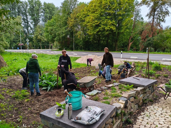 TROX Azubi Social Day: Gemeinsam anpacken für mehr Artenvielfalt