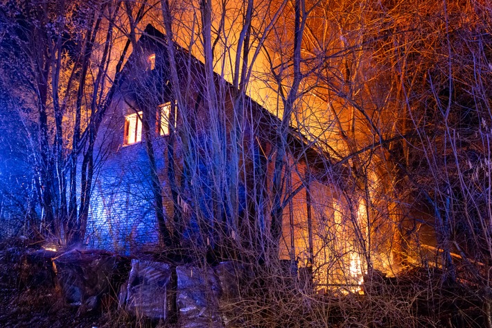 FW Porta Westfalica: 11.03.2025 - Möllbergen: Erneuter Großbrand am Uffelner Weg