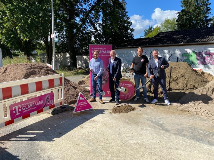 Hannover: Besuch des Bezirksbürgermeisters auf der Glasfaserbaustelle im Stadtteil Mittelfeld