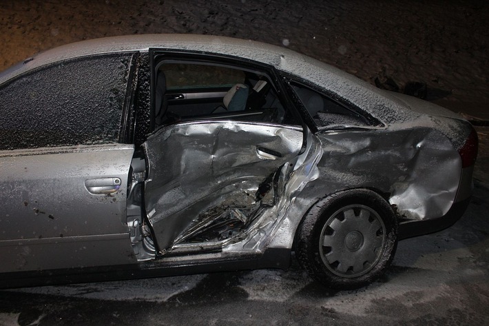 POL-OE: Schneeglätte - Verkehrsunfall mit mehreren Verletzten
