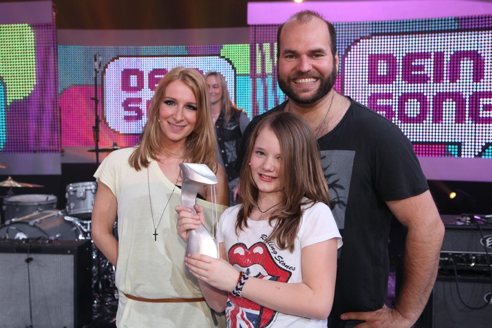 Nina gewinnt das große Finale von Dein Song  Die 11-jährige Nina aus Frankfurt am Main ist "Songwriterin des Jahres 2012" (BILD)