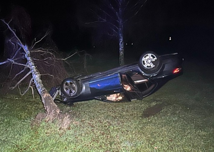 POL-PDNW: Pkw landet an Baum