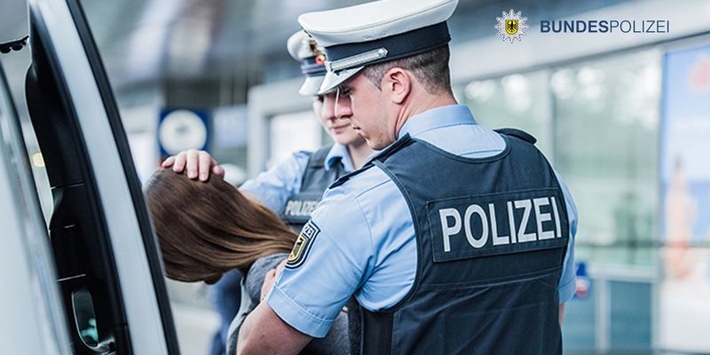 Bundespolizeidirektion München: Bundespolizistin bei tätlichem Angriff verletzt / Fahndungstreffer bei 26-Jähriger