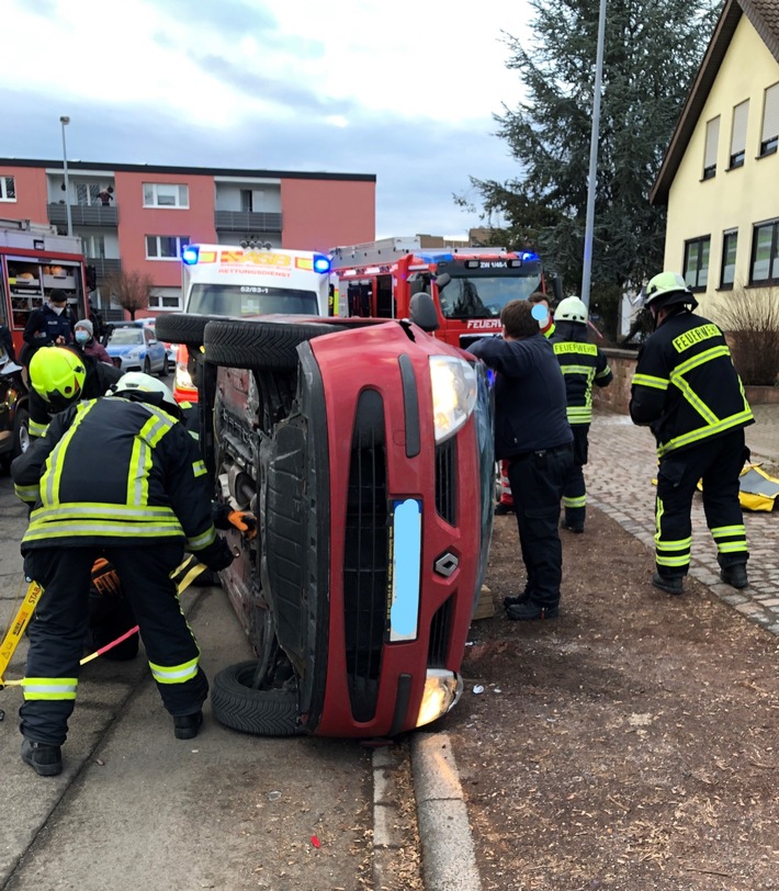 POL-PDPS: Verkehrsunfall; Feuerwehr befreit Frau aus umgekipptem Pkw