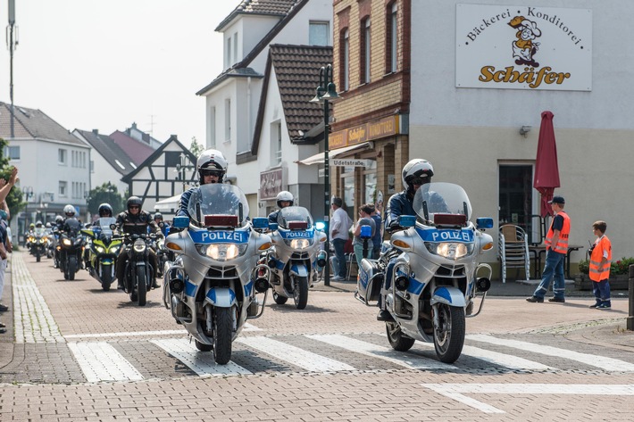 BPOL NRW: Bundespolizei feiert 14. Polizei-Biker-Gottesdienst
Gemeinsam lenken und gedenken mit 700 Motorrädern
Bundesweit einzigartiges Event