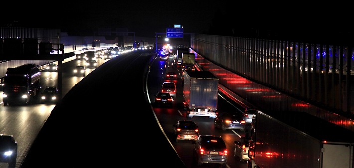 FW-E: Verkehrsunfall auf der A40, elf verletzte Personen, acht beteiligte Fahrzeuge