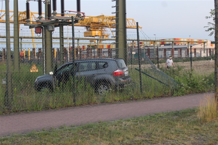 POL-HAM: Gefährlicher Griff ins Lenkrad - PKW durchbricht Zaun und fährt in Trafostation - Stromausfälle bei der Bergung des Pkw erwartet