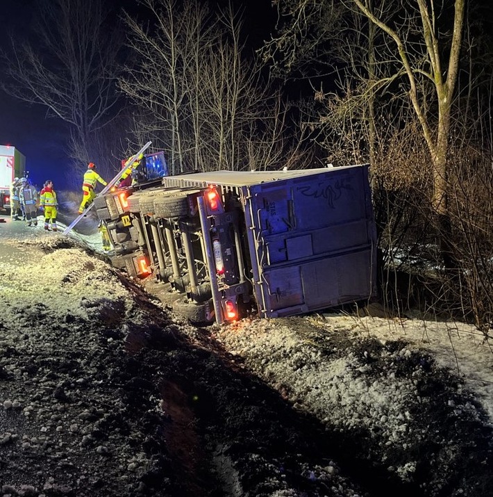 POL-HX: Aufwändige Bergung nach Lkw-Unfall