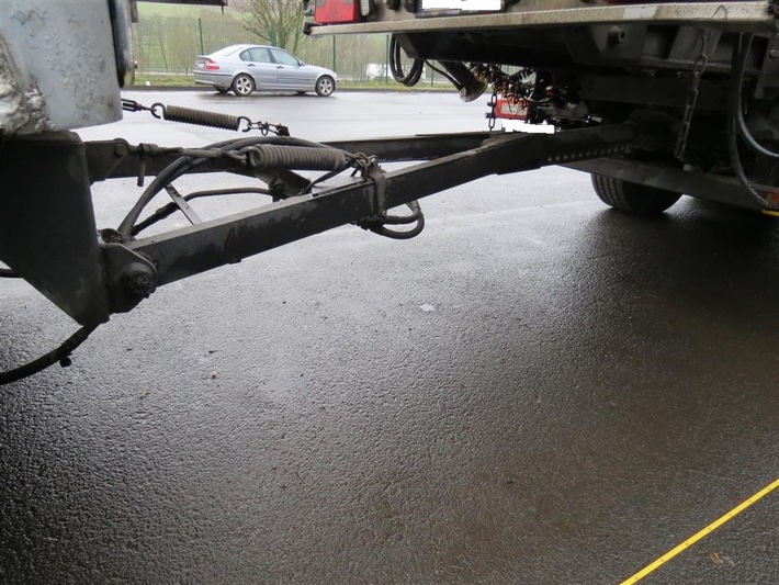 POL-PPTR: Lkw-Zug mit defekten Bremsen und Überlänge sowie ein wiederholt auffälliges Holztransport-Unternehmen