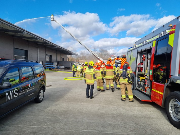 POL-STD: Mercedes SUV in Buxtehude entwendet, Großalarm für die Feuerwehr in Stade - Hallendach mit Photovoltaikanlage in Brand geraten, Horneburger Polizei sucht Unfallzeugen