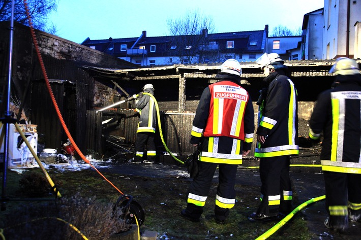 FW-E: Hölzerne Gartenlaube brennt in voller Ausdehnung, keine Verletzten, massive Rauchentwicklung