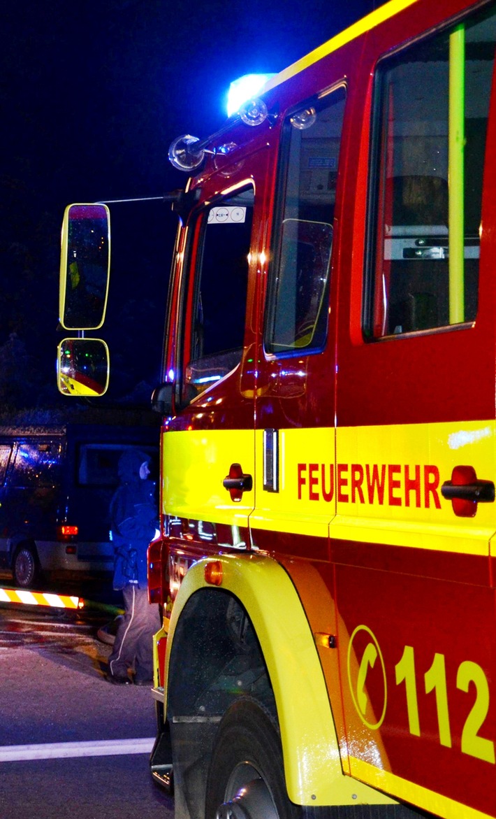 POL-ME: Garagendachstuhl in Flammen - Polizei geht von Brandstiftung aus - Heiligenhaus - 1812121